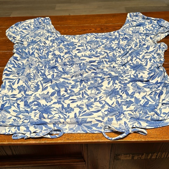 Very cute blouse/top. Ruched front very slimming. Brand is The Greater Good 2x - Picture 1 of 6